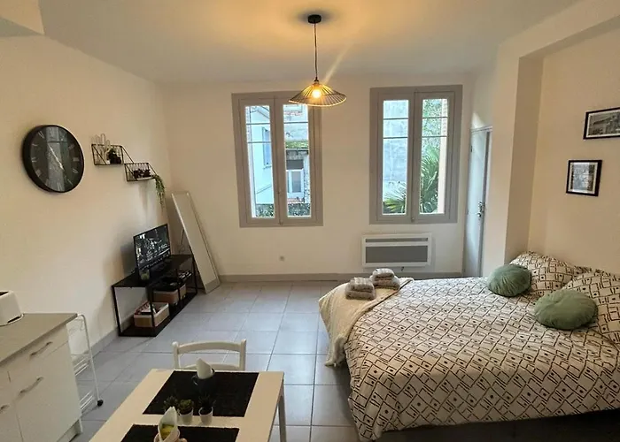 Au Pied Du Chateau *