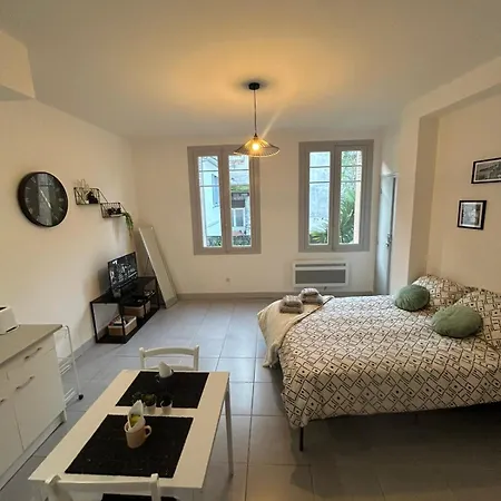 Au Pied Du Chateau *