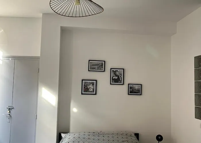 Au Pied Du Chateau 卢德